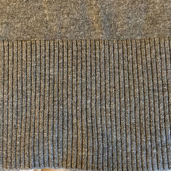 Banana Republic Women’s Sweater with Deep V neck in Gray. Silk/cotton/cashmere. - Picture 5 of 8